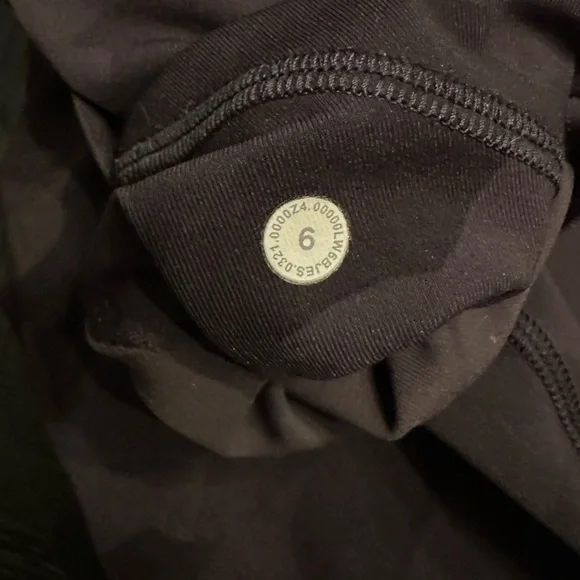 lululemon black and gray Camo cropped Leggings - like new - Picture 3 of 3